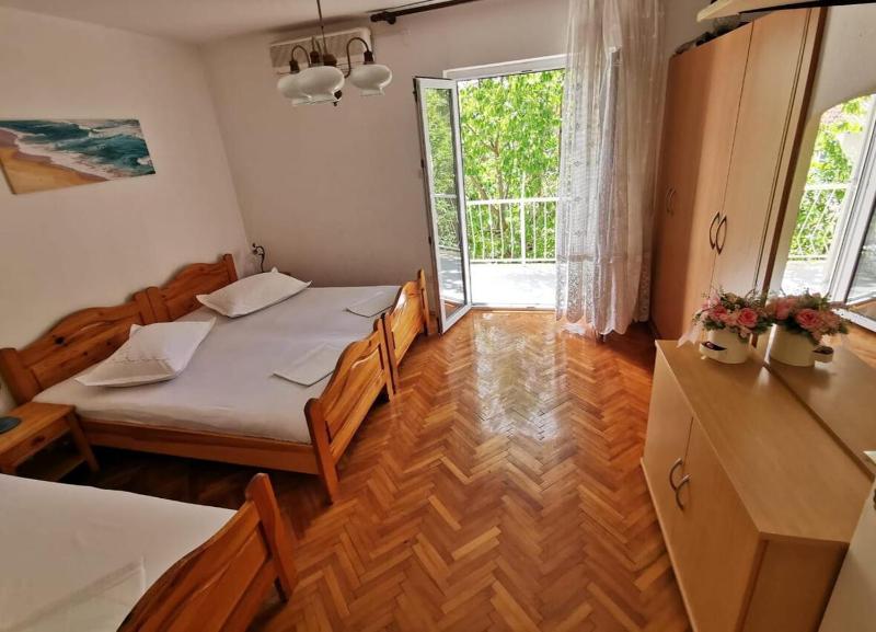 One-Bedroom Apartment with Balcony and Sea View image 1