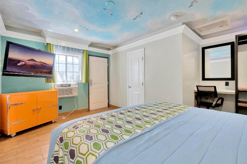 Deluxe King Room image 3