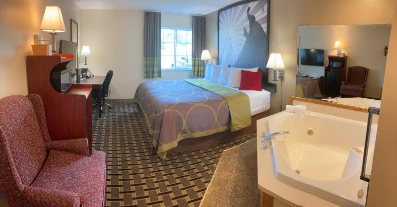 King Suite - Non-Smoking image 4