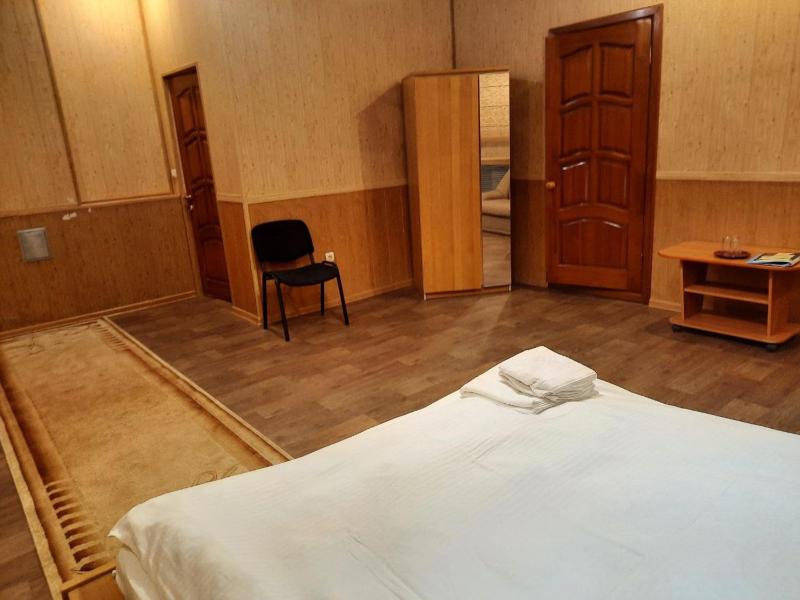 Budget Double Room image 3