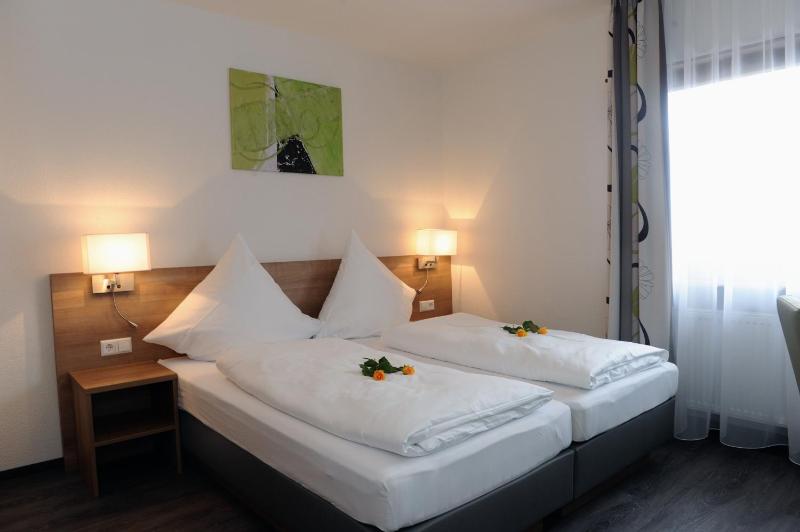 Small Double Room image 1