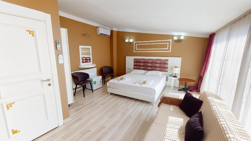 Deluxe Double Room with Balcony image 4
