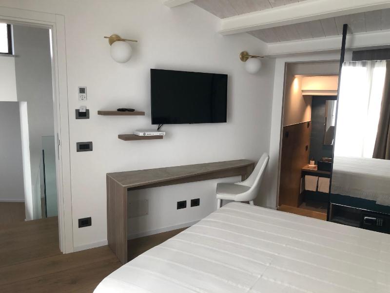 Deluxe Double Room with Balcony image 1