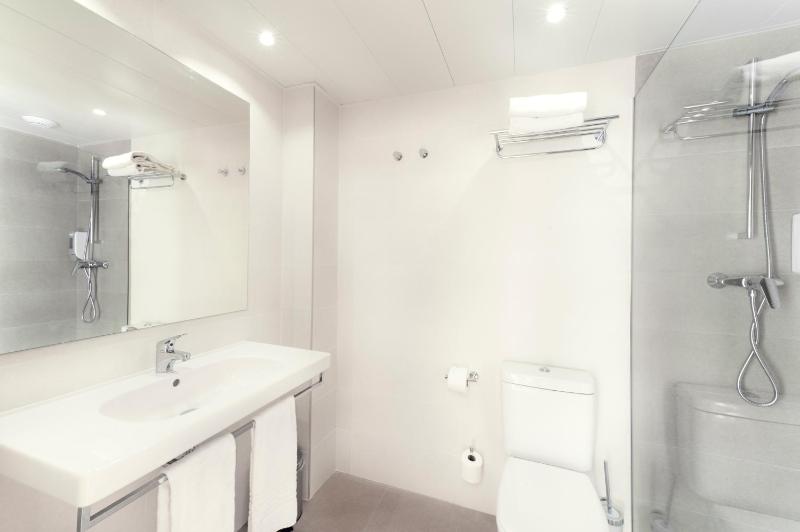 Double or Twin Room with balcony and Partial Sea View image 2