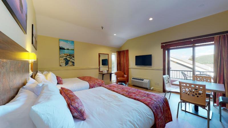 Junior Suite with Balcony - Lakeview  image 4