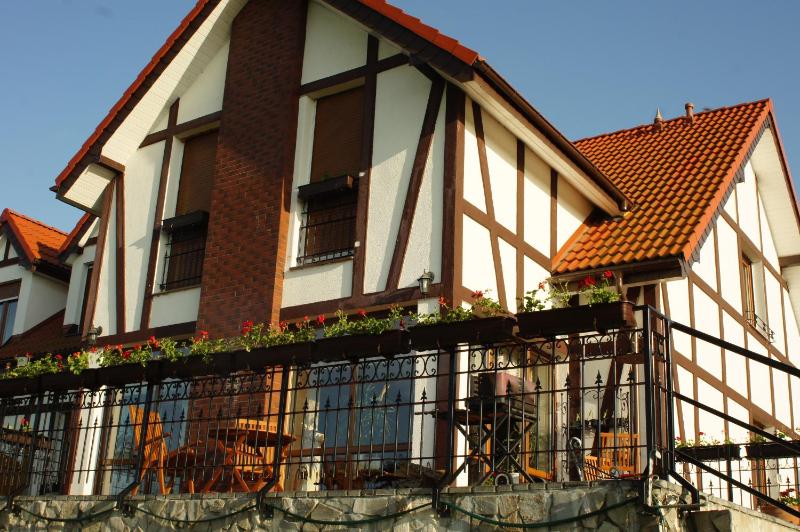 One-Bedroom Apartment with Garden View and Lake view image 4