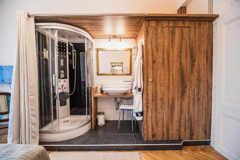 Deluxe Double or Twin Room image 2