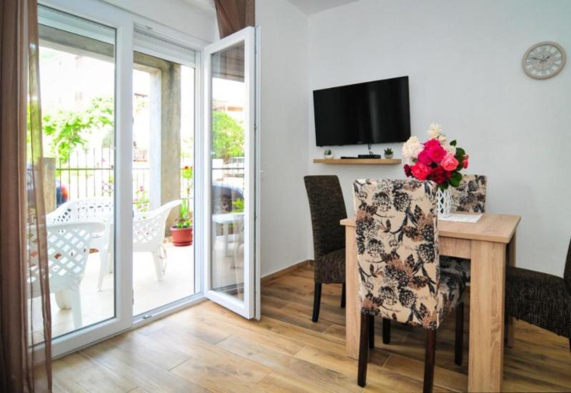 One-Bedroom Apartment image 4