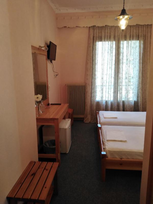 Small Twin Room image 2