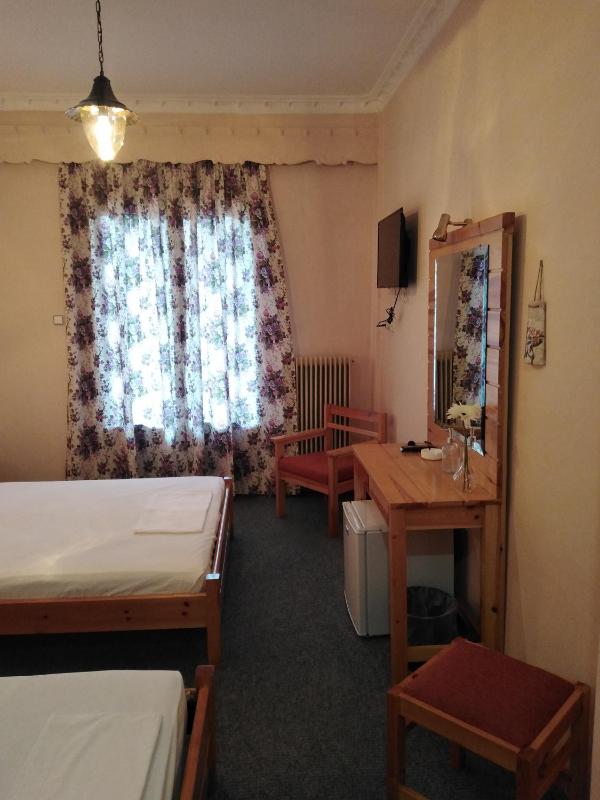 Standard Twin Room with Garden View image 4