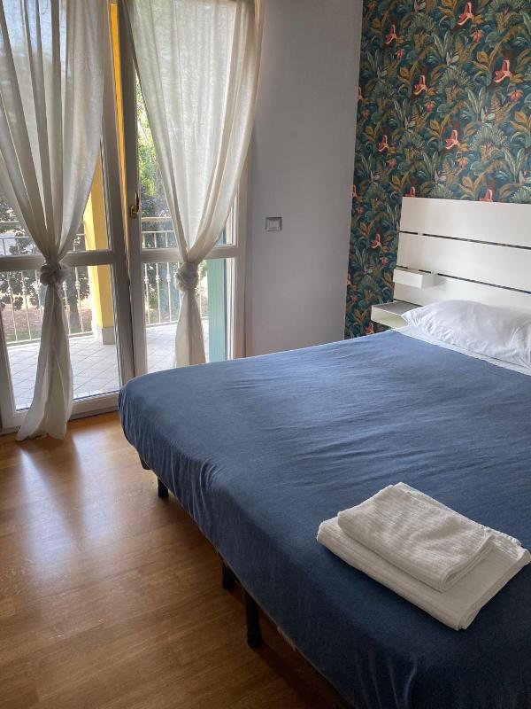 Deluxe Double or Twin Room with Balcony image 3