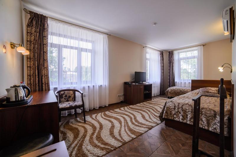Twin Room with Bathroom image 3