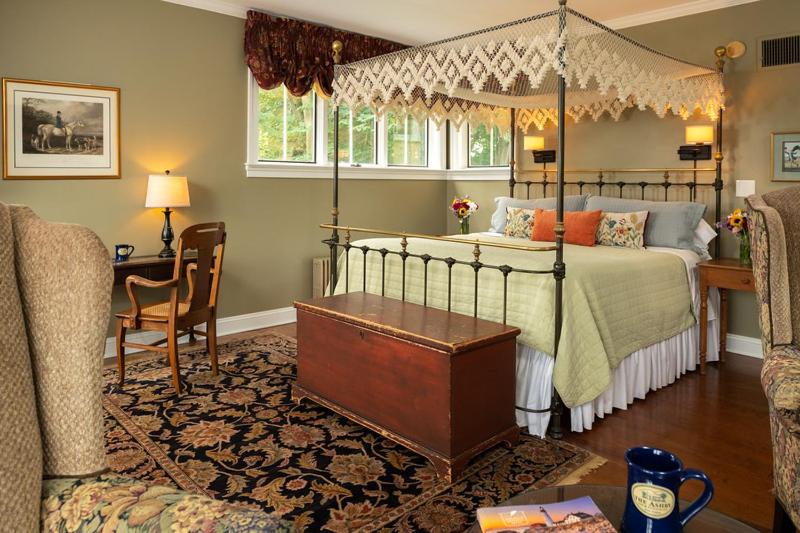 King Suite with Balcony image 1