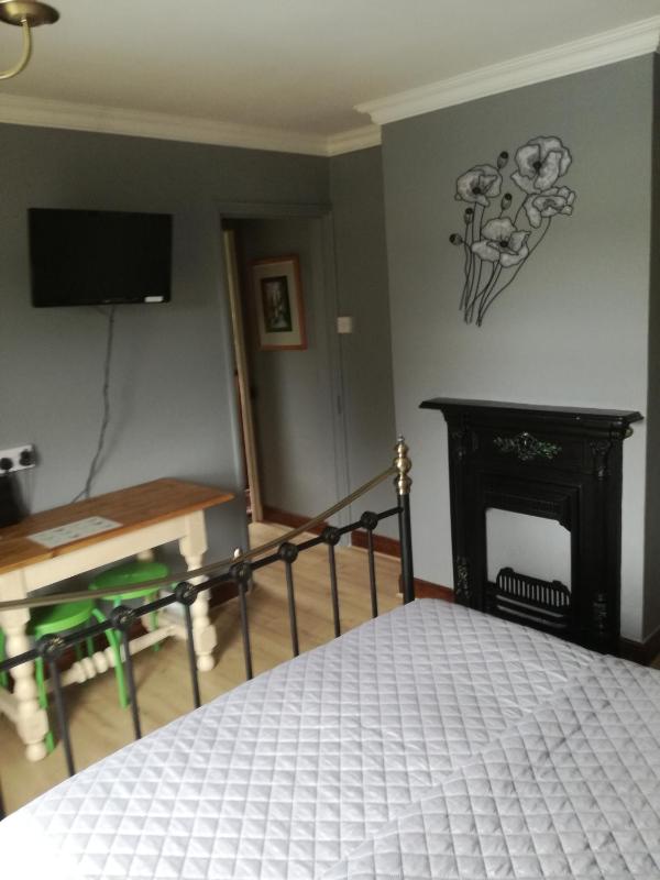 Double Room with En-Suite image 3