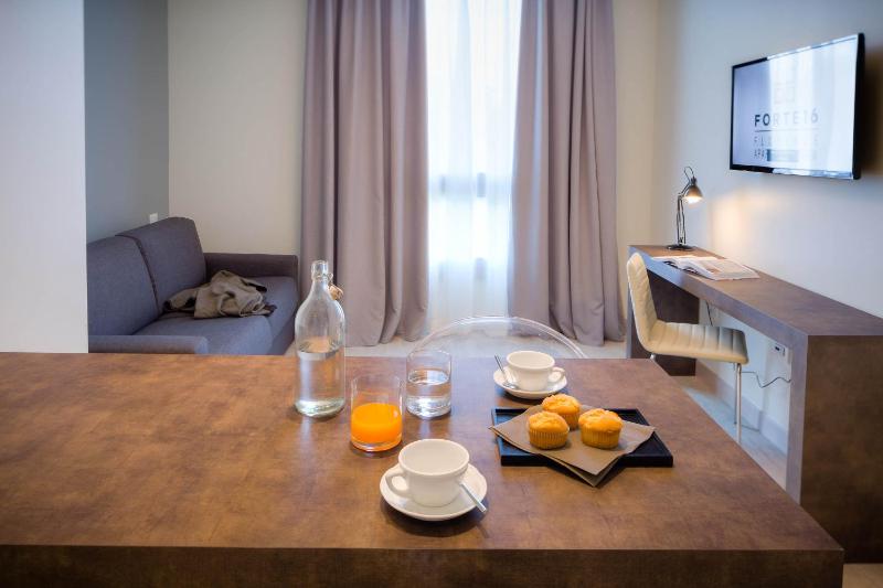 One-Bedroom Apartment with Kitchen & Pool Access image 4