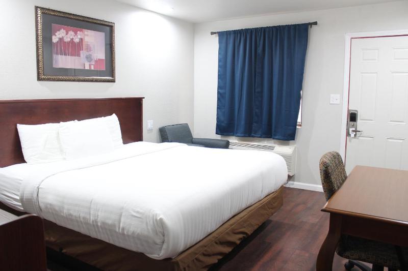 Deluxe Queen Suite image 4