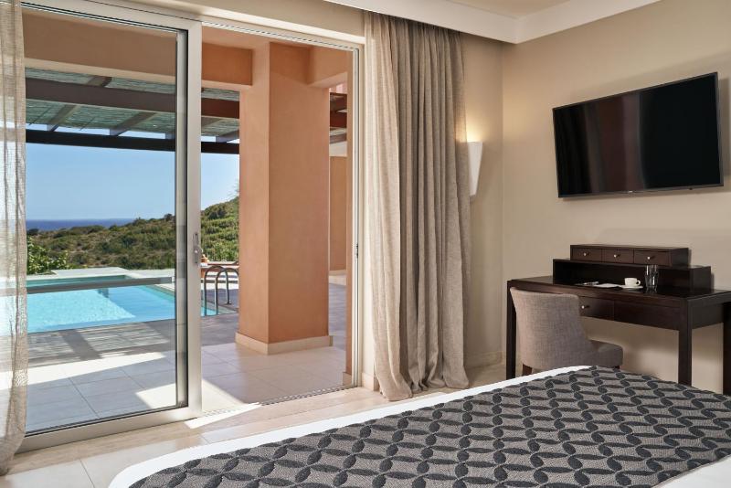 Suite with Private Pool Sea View image 1