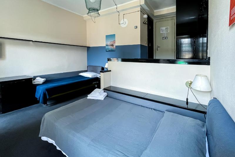 Twin Room image 4