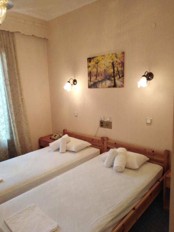 Small Twin Room image 3