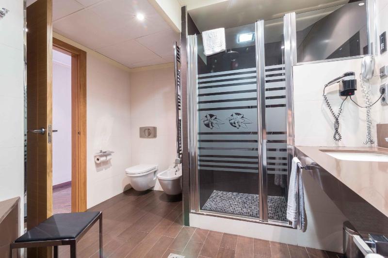 Deluxe Double Room with Shower image 2
