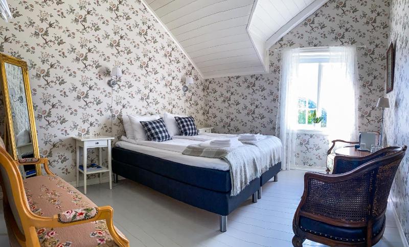 Double or Twin Room image 3