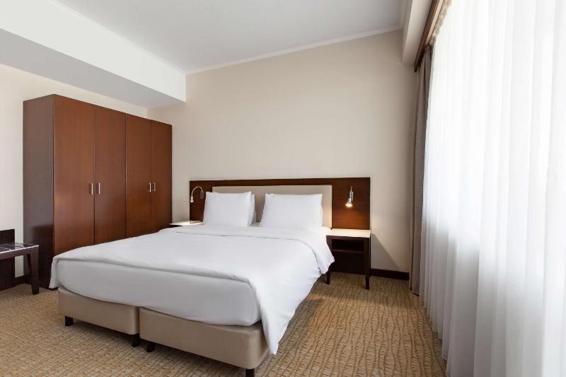 Junior Suite with Balcony and City View image 1