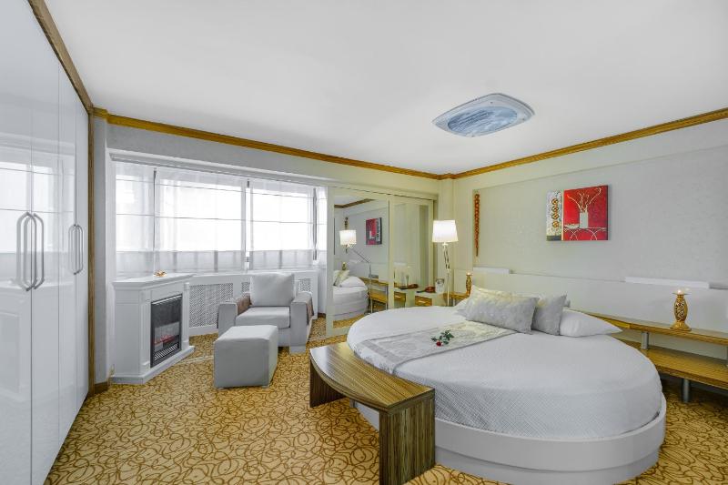 Honeymoon Suite image 1