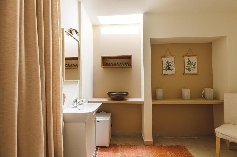 Z Boutique Hotel - image 6