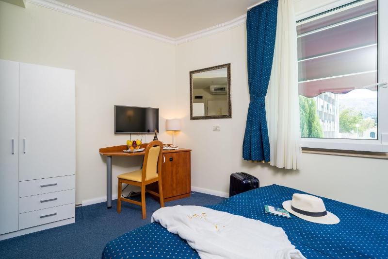 Standard Double Room image 4