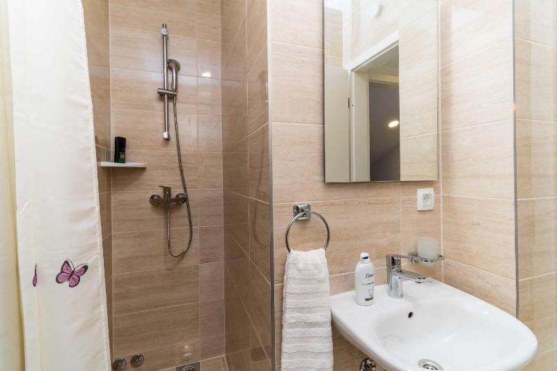 One-Bedroom Apartment with Sea View image 3