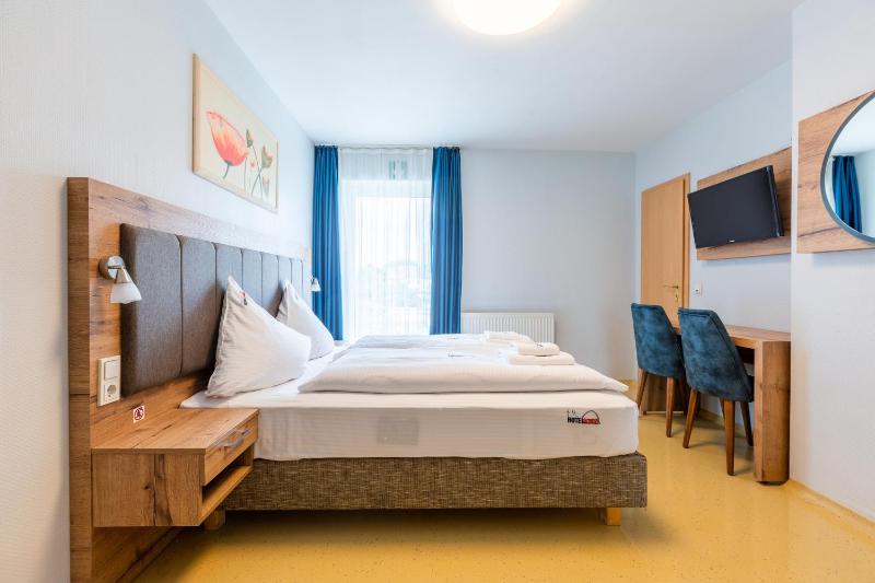 Standard Double Room image 3