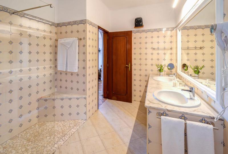 Superior One-Bedroom Apartment (2 Adults) image 4