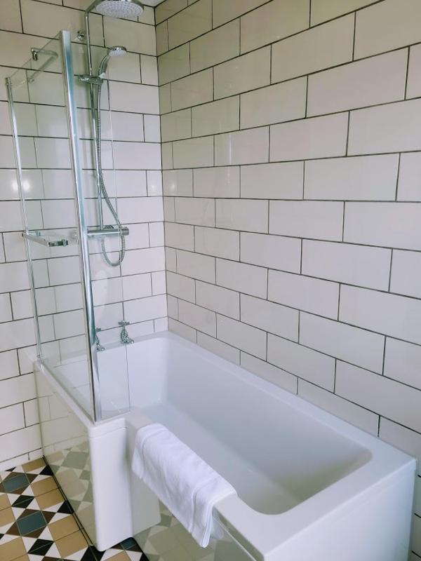 Double Room with Shared Bathroom image 2