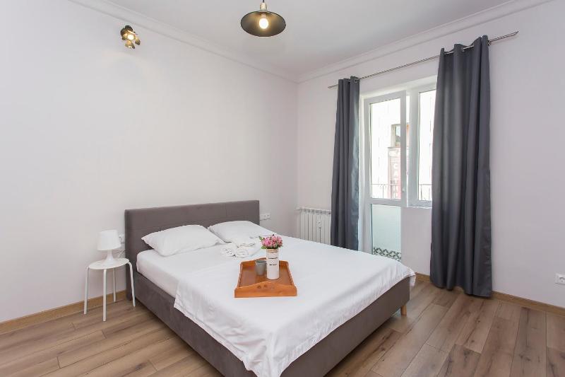 Sunny and Modern 1BDR Apartment in the Center - image 1