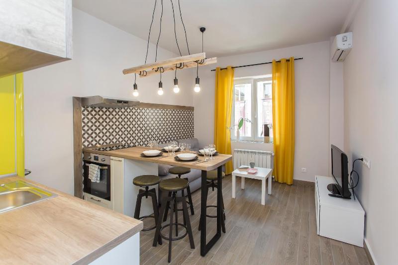 Sunny and Modern 1BDR Apartment in the Center - image 14