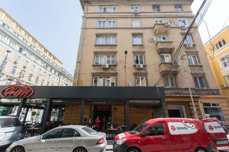 Sunny and Modern 1BDR Apartment in the Center - image 13