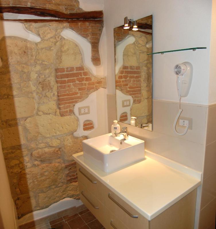 Deluxe Double or Twin Room with Balcony image 3