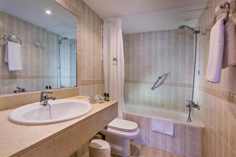 Double or Twin Room image 3