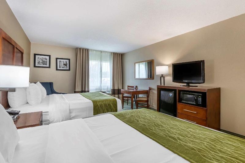 Queen Room with Two Queen Beds - Non-Smoking image 2