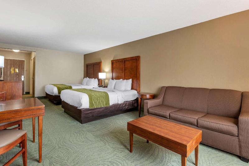 Queen Room with Two Queen Beds - Non-Smoking image 3