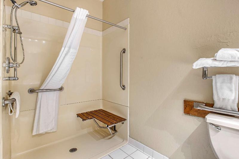 Queen Room with Two Queen Beds - Non-Smoking image 2