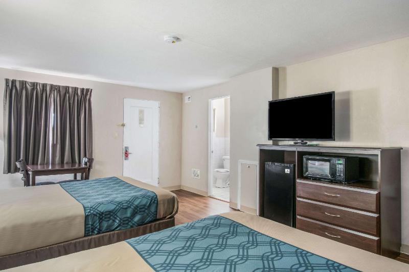 Queen Room with Two Queen Beds - Non-Smoking image 2