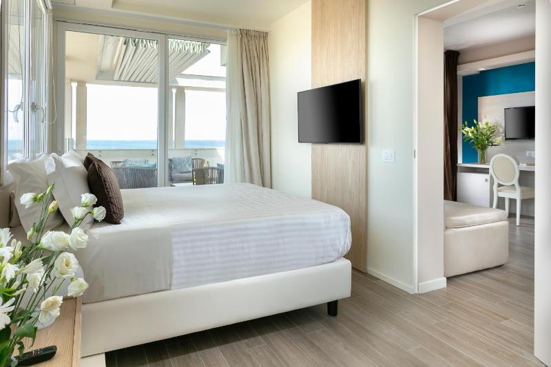Suite with Spa Bath image 3