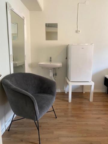 Twin Room with Shared Bathroom image 4