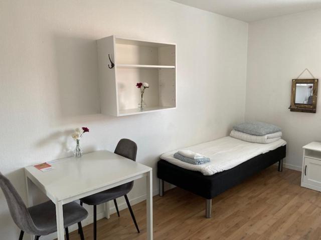 Single Room with Shared Bathroom image 1
