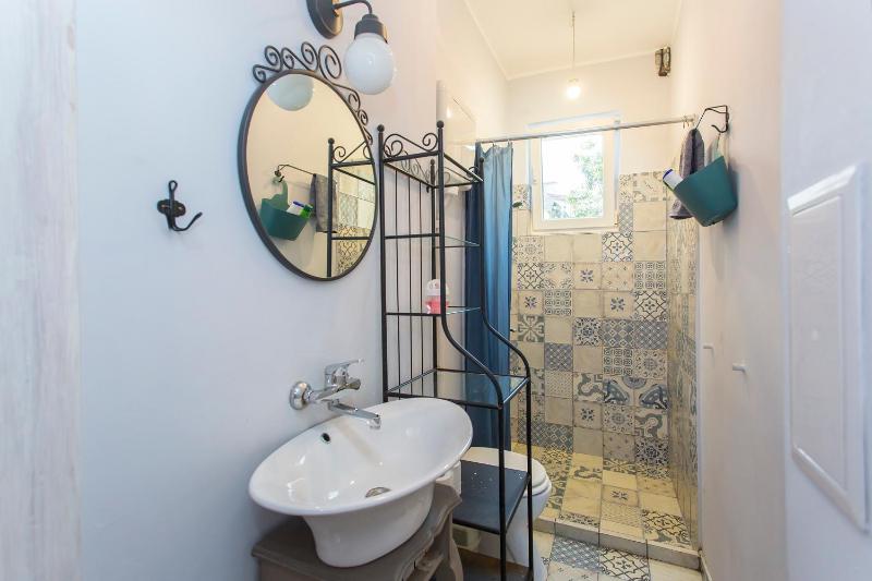 Colorful 2BDR Apartment in the City Center - image 4