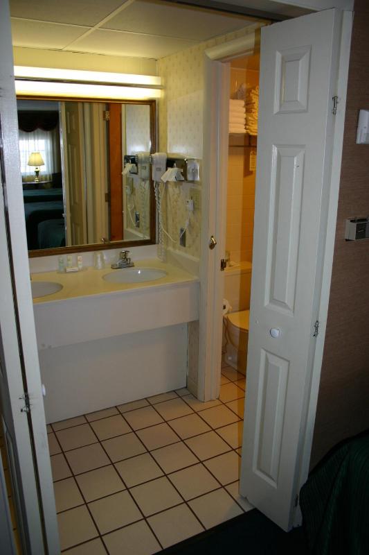 Standard Room with Three Double Beds - 2nd floor image 2