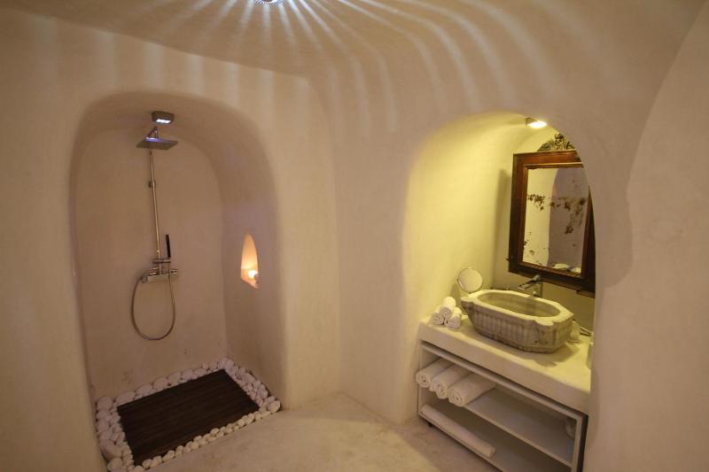 Lydia Cavehouse - image 2