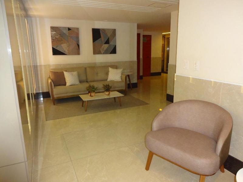Magnífico APARTAMENTO de Charme - 3 quartos AR CONDICIONADOS SPLIT - Beira Mar 2 banheiros 2 Vagas Garagem 4 Varandas 2 Elevadores Redes para Descanso Wi-Fi Air Fryer Disney Plus HBO Max Cadeiras de Praia e Caixa Térmica - image 48