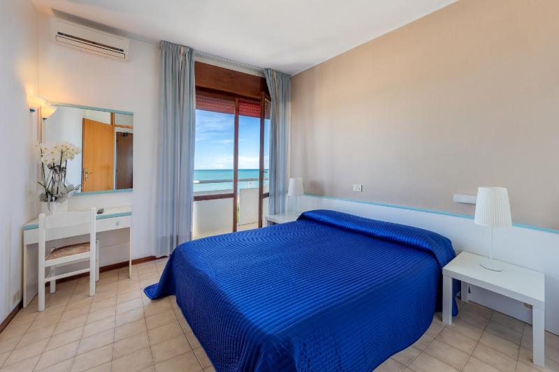 Double Room with Sea View image 1